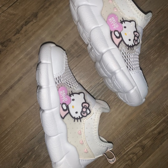 Hello Kitty Sneakers 7.5 - Picture 4 of 10